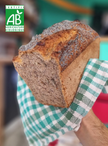 Pain bio aux graines de pavot, courge et tournesol, fabriqué à Saint-Nazaire, avec une croûte dorée et des graines croquantes."